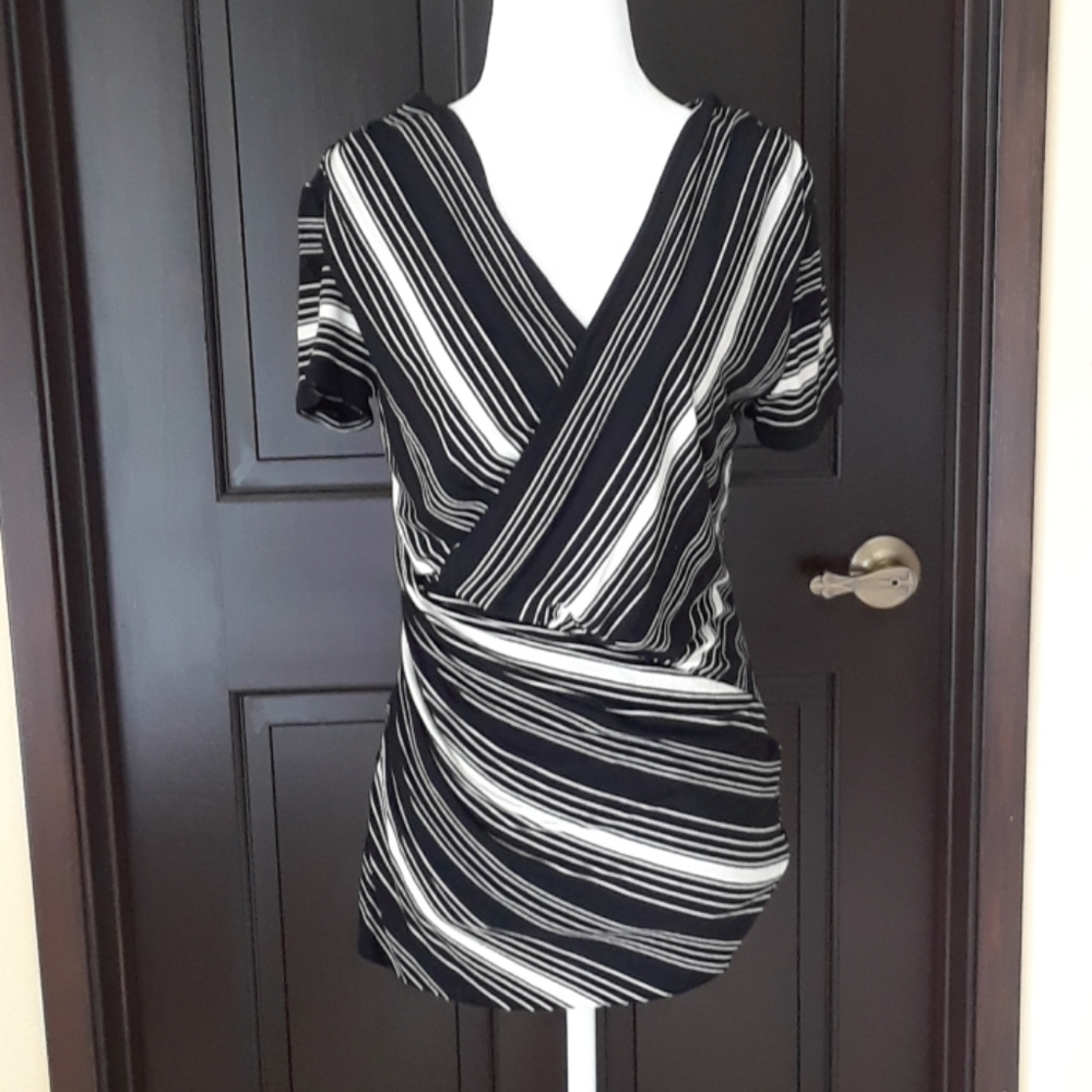 Vince Camuto Vneck Black&White Short Sleeve Top